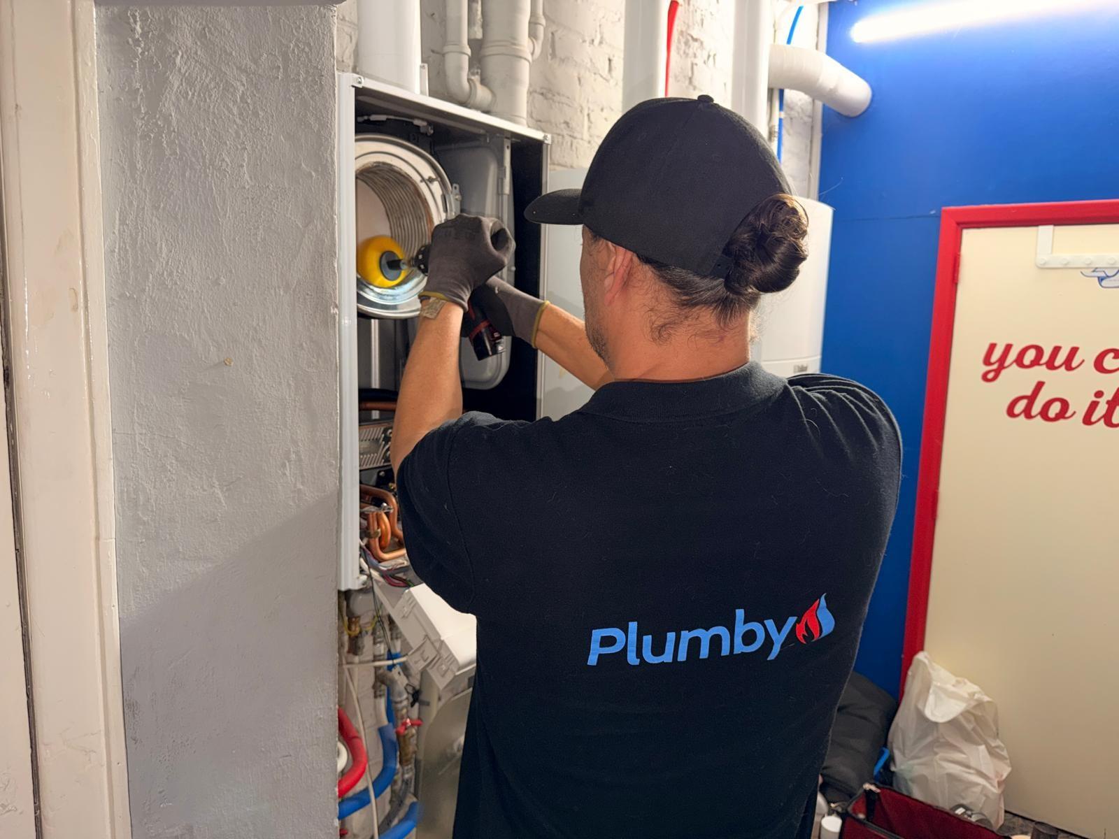 Technicien chauffagiste Plumby intervenant sur une chaudière gaz — Verwarmingsherstelling in Geraardsbergen